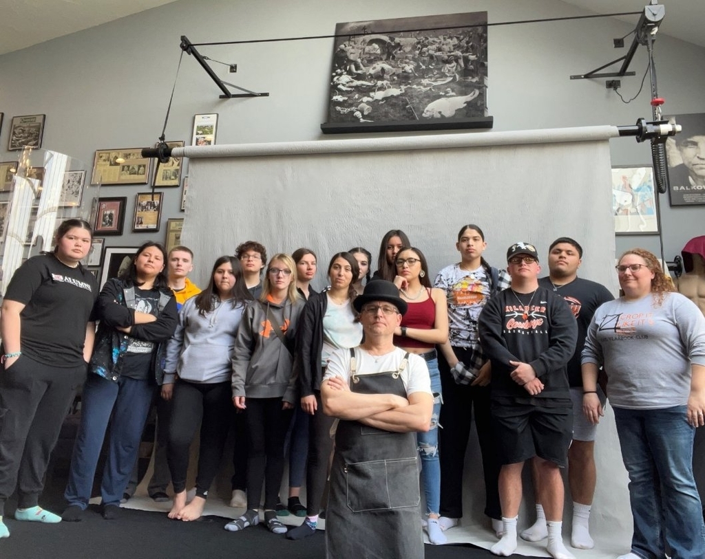 photography students with artist